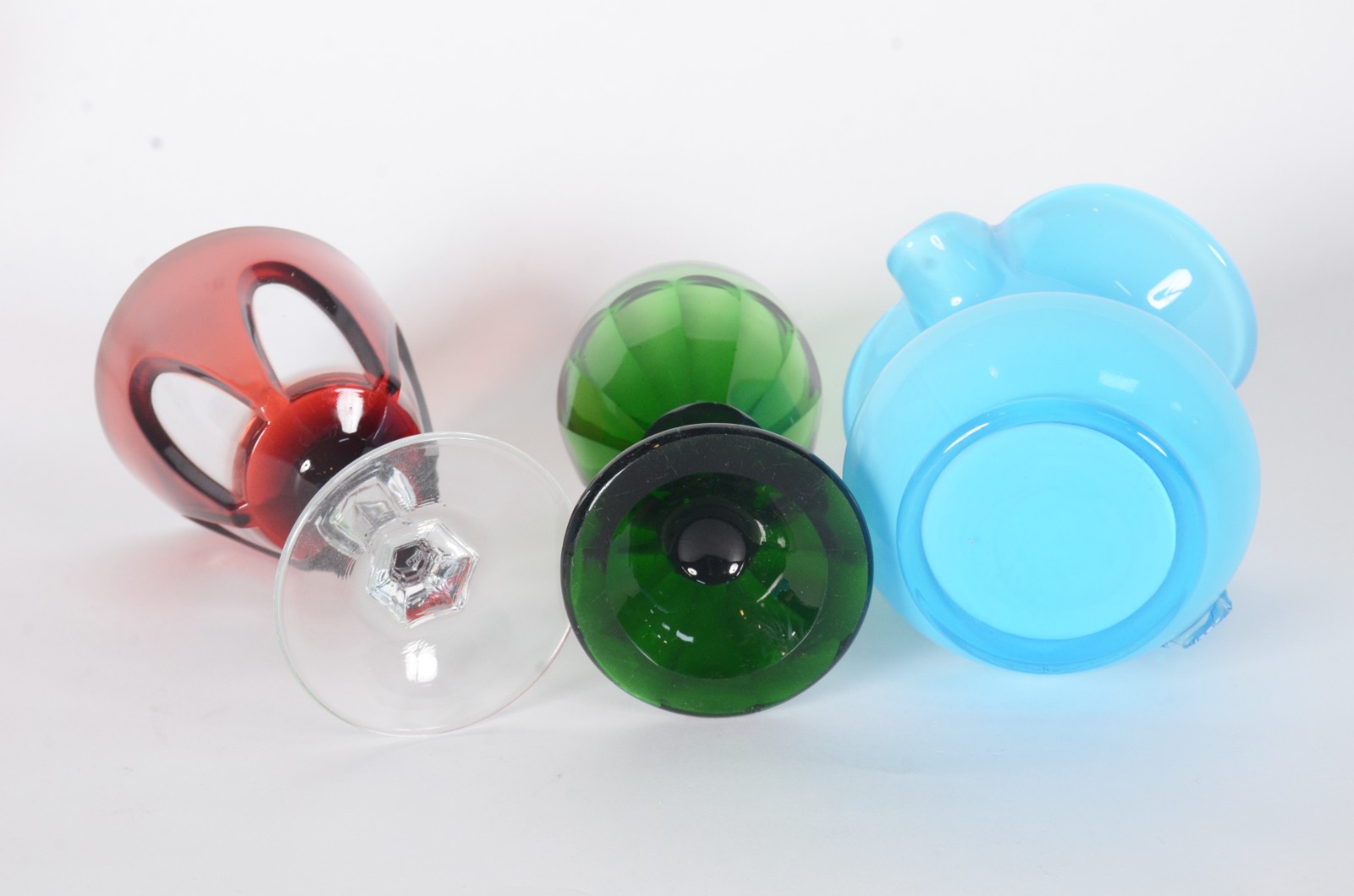 Diversas peças de vidro, sendo: 4 cálices doublé rubi, 2 verdes e par... - foto 3 de 4