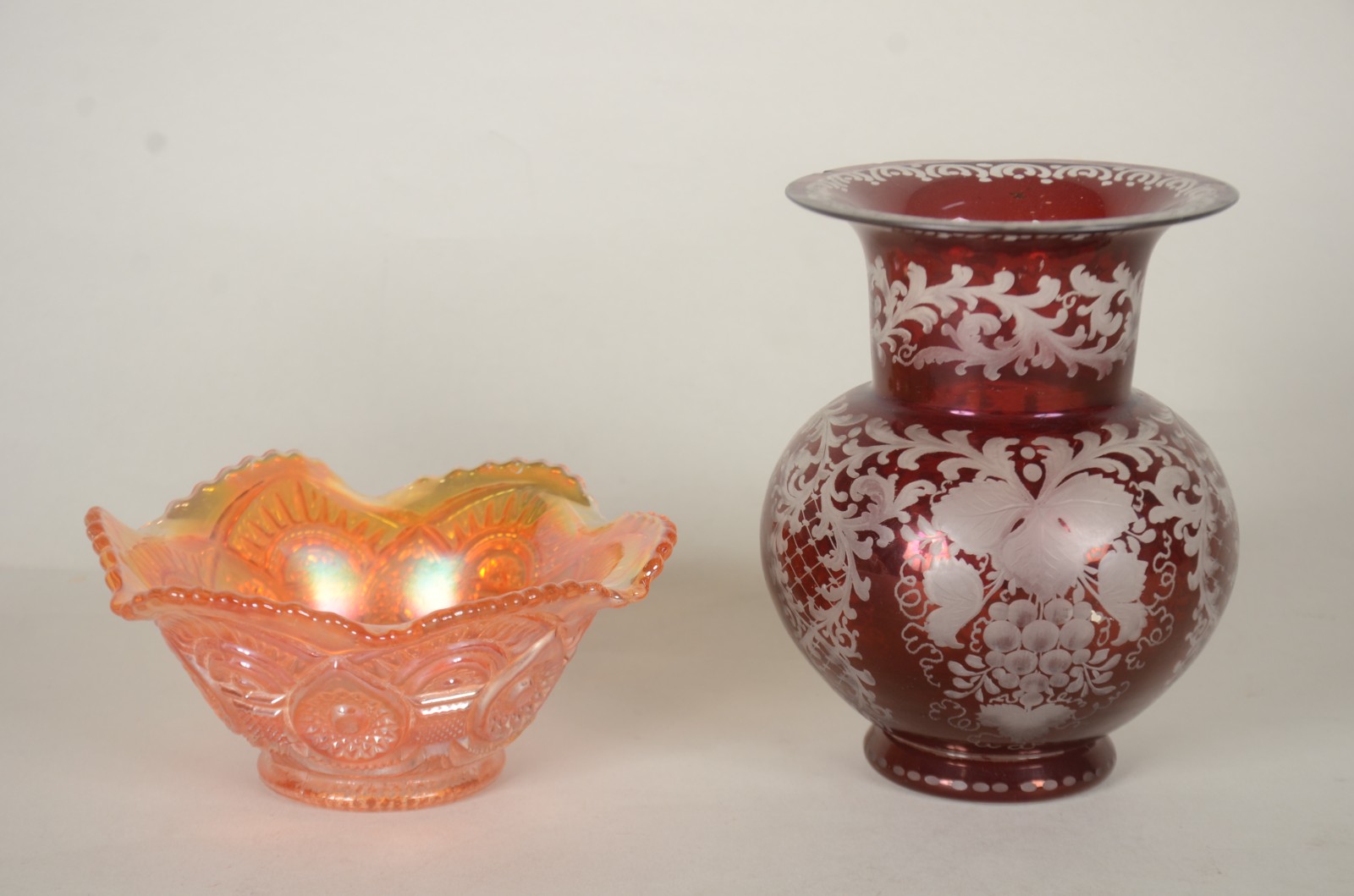 Duas peças, sendo: vaso de cristal doublé rubi (borda lascada) e... - foto 1 de 11