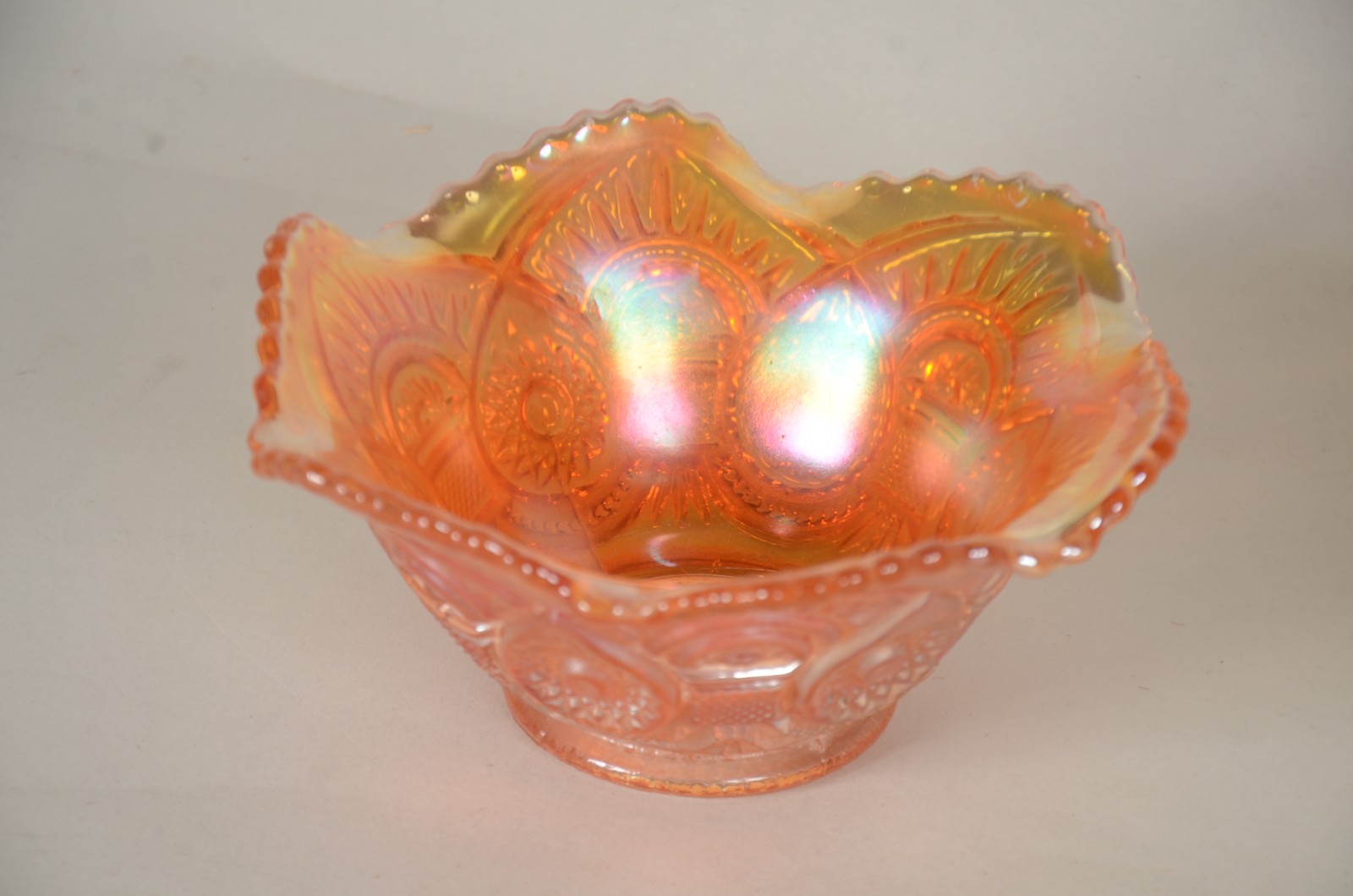 Duas peças, sendo: vaso de cristal doublé rubi (borda lascada) e... - foto 2 de 11