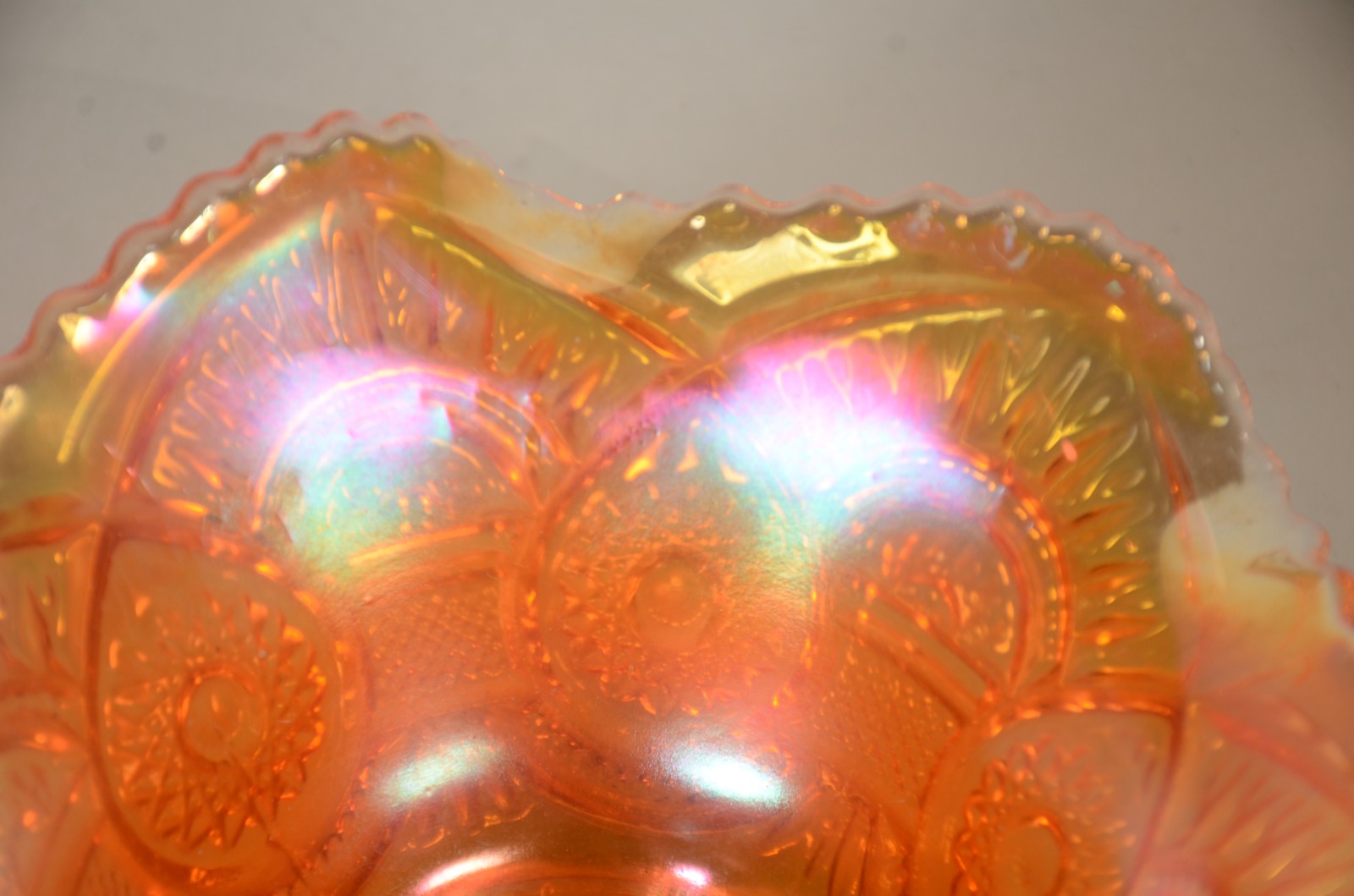 Duas peças, sendo: vaso de cristal doublé rubi (borda lascada) e... - foto 4 de 11