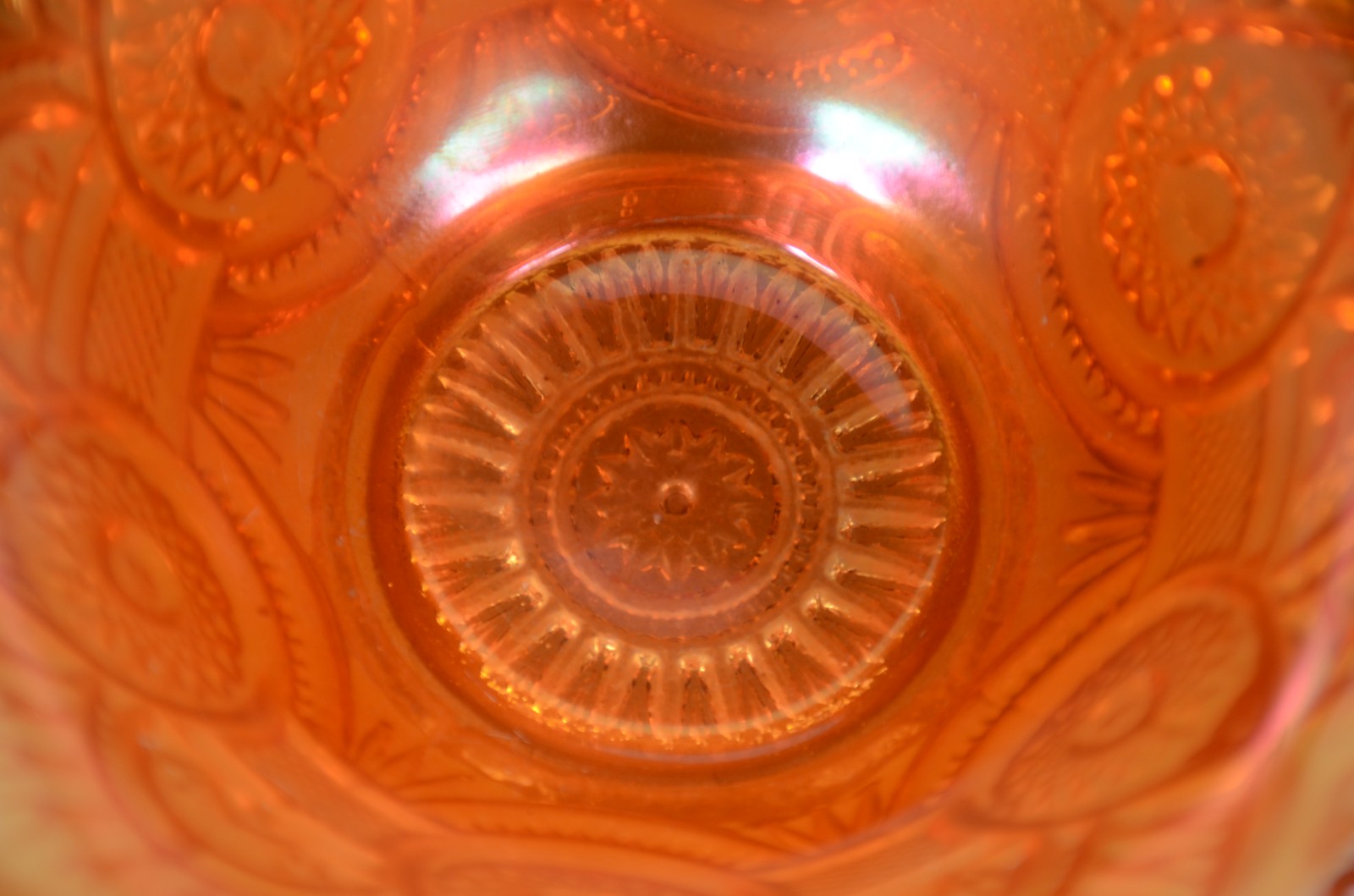 Duas peças, sendo: vaso de cristal doublé rubi (borda lascada) e... - foto 5 de 11