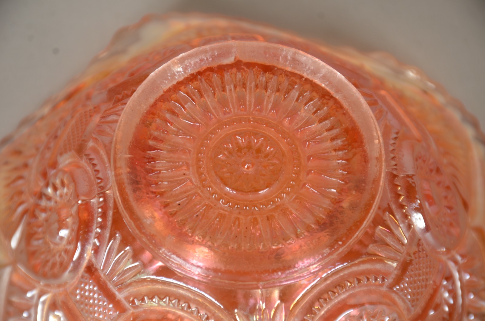 Duas peças, sendo: vaso de cristal doublé rubi (borda lascada) e... - foto 7 de 11