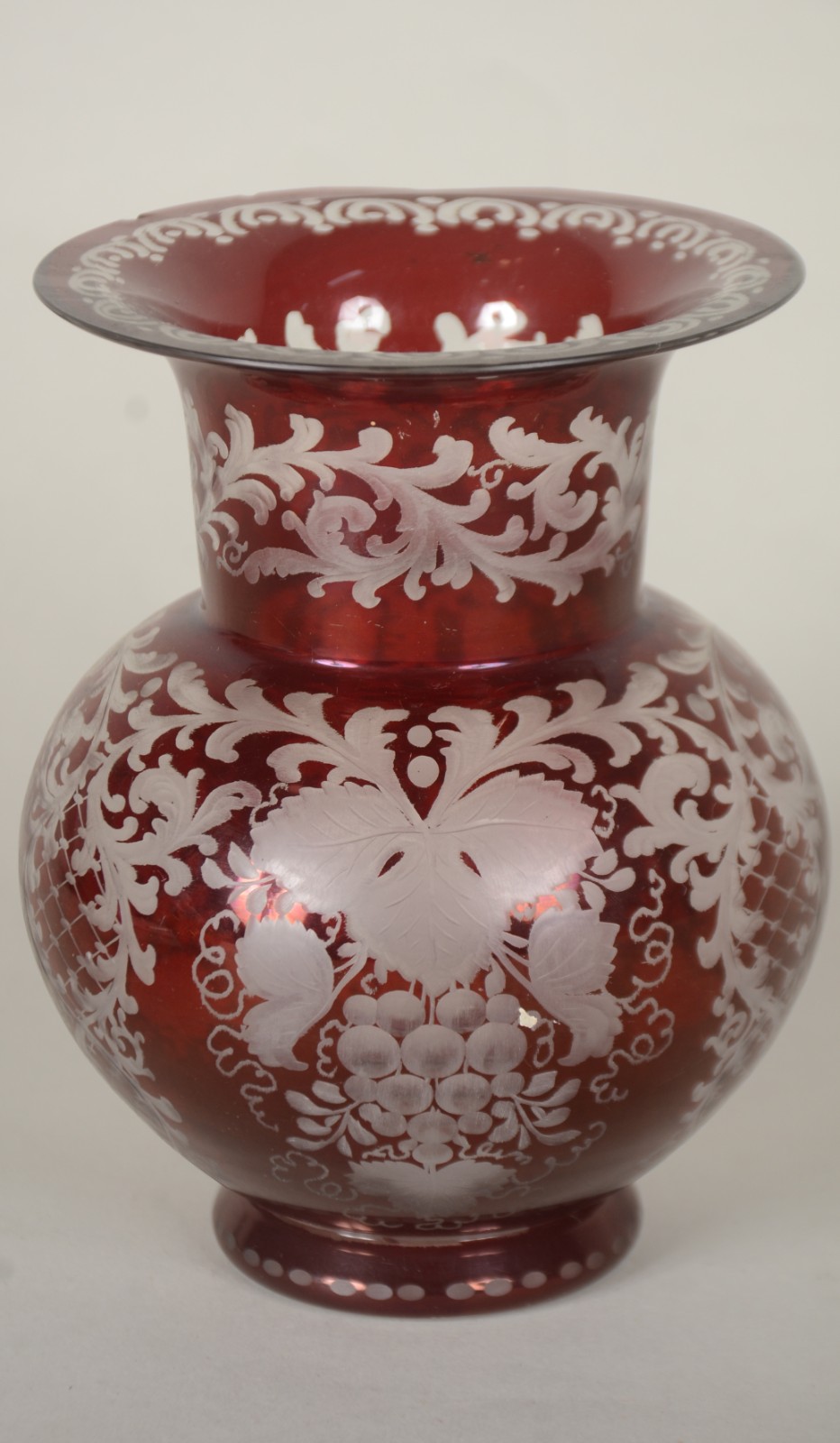 Duas peças, sendo: vaso de cristal doublé rubi (borda lascada) e... - foto 8 de 11