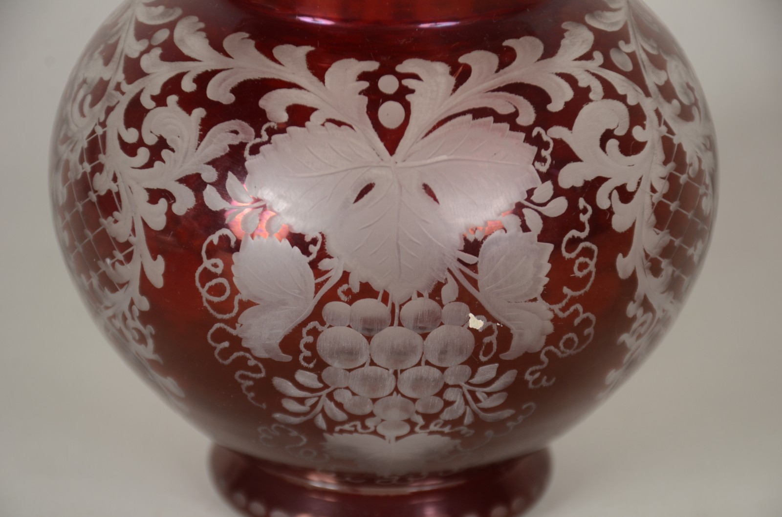 Duas peças, sendo: vaso de cristal doublé rubi (borda lascada) e... - foto 9 de 11