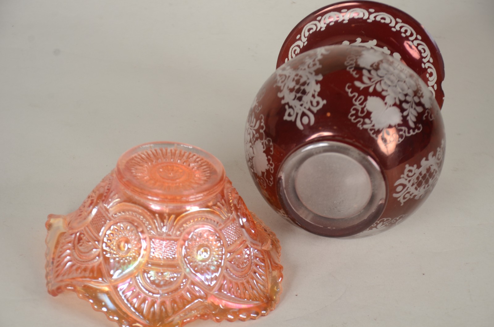 Duas peças, sendo: vaso de cristal doublé rubi (borda lascada) e... - foto 10 de 11
