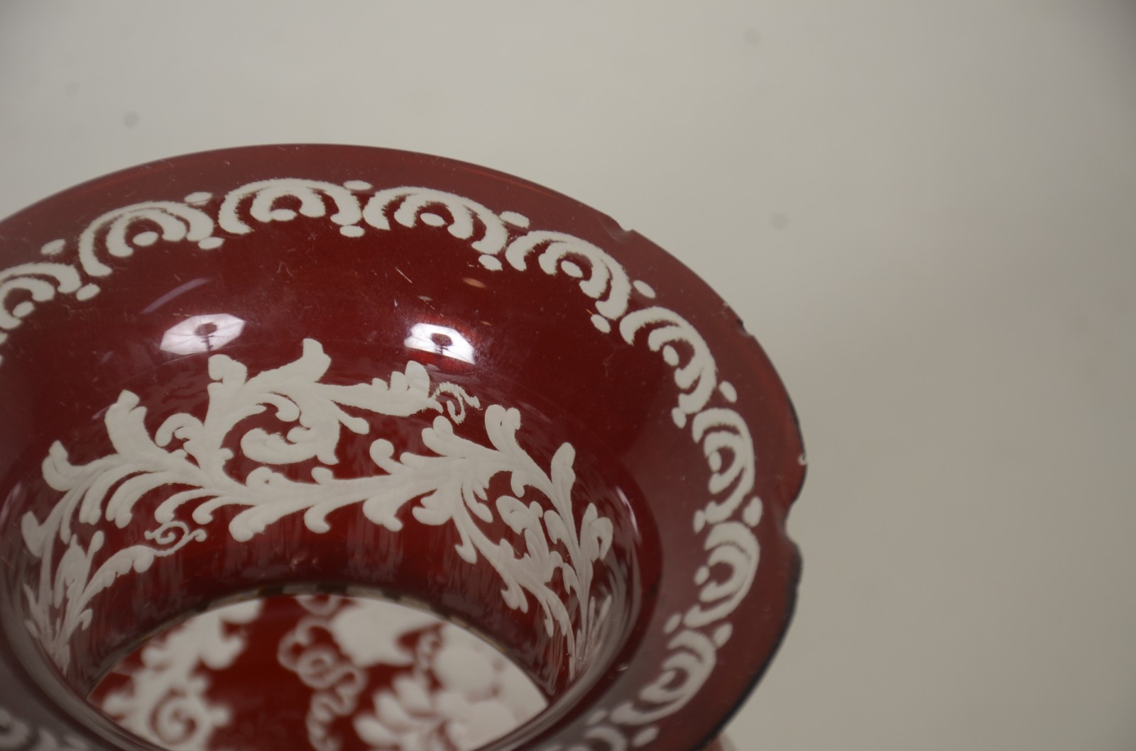 Duas peças, sendo: vaso de cristal doublé rubi (borda lascada) e... - foto 11 de 11
