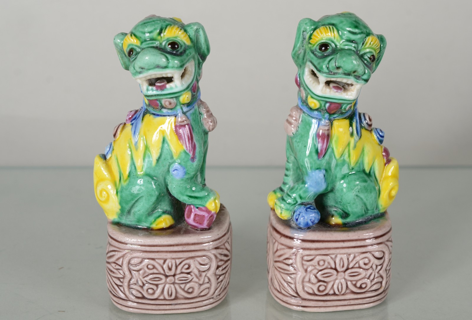 Par de pequenos "Cães de fó" de porcelana oriental policromada. - foto 1 de 6