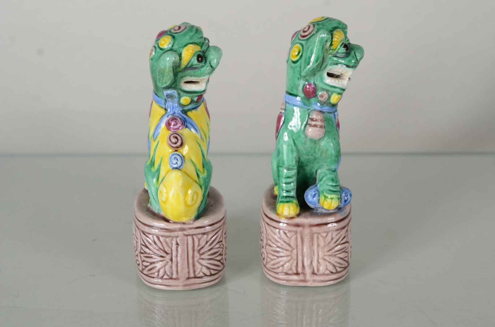 Par de pequenos "Cães de fó" de porcelana oriental policromada. - foto 2 de 6