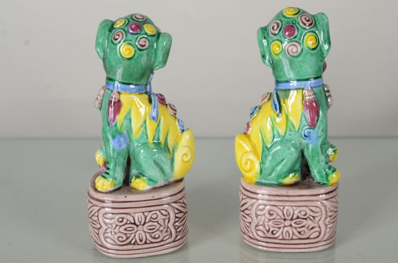 Par de pequenos "Cães de fó" de porcelana oriental policromada. - foto 3 de 6