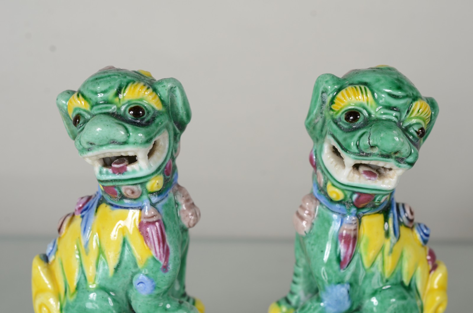 Par de pequenos "Cães de fó" de porcelana oriental policromada. - foto 4 de 6