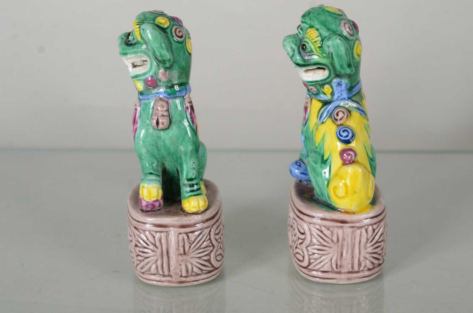 Par de pequenos "Cães de fó" de porcelana oriental policromada. - foto 5 de 6