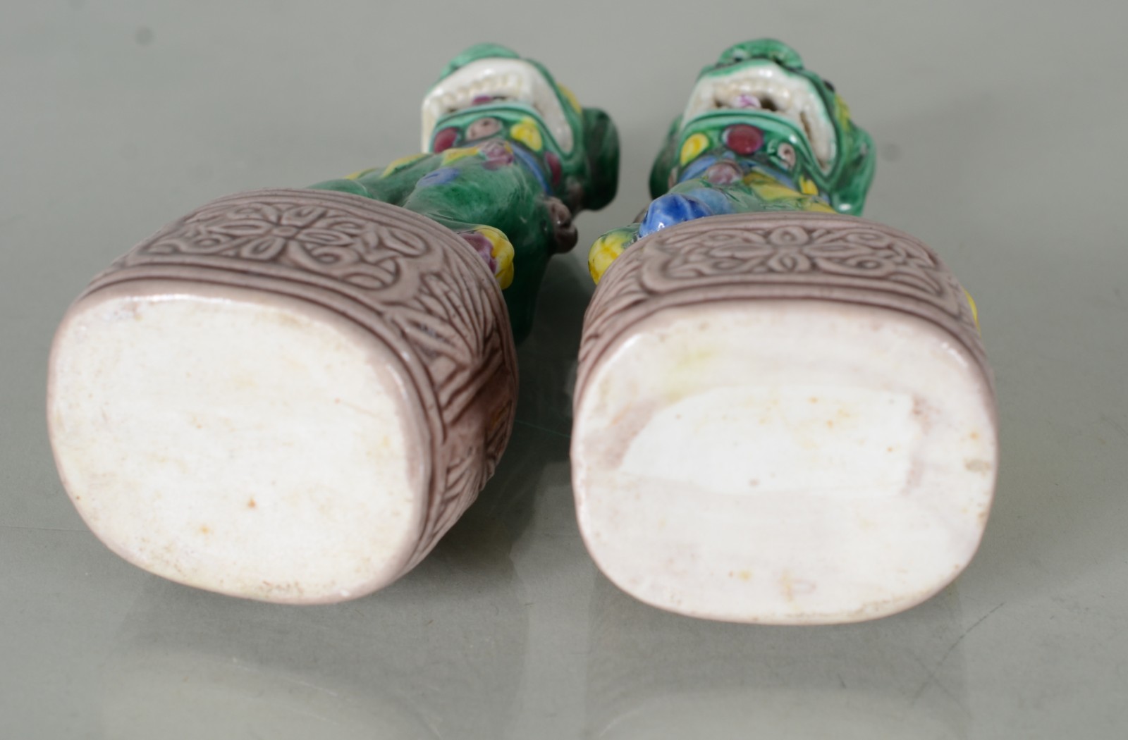 Par de pequenos "Cães de fó" de porcelana oriental policromada. - foto 6 de 6