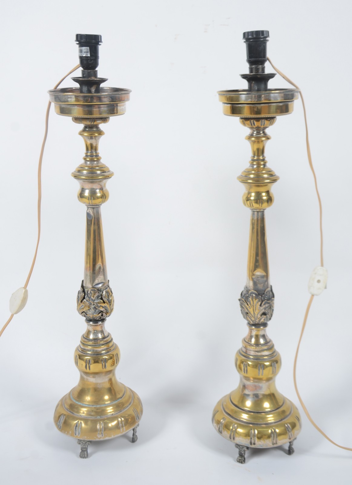 Par de abatjoures de metal dourado, cúpula (com amassados e desgastes... - foto 2 de 9