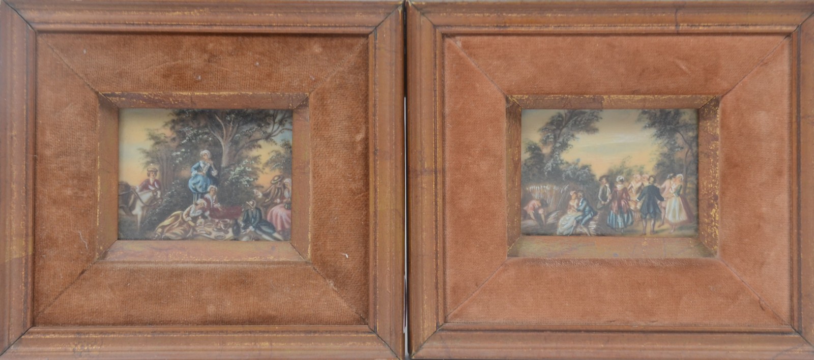 Dois quadros de celulose com cenas galantes. - foto 1 de 3