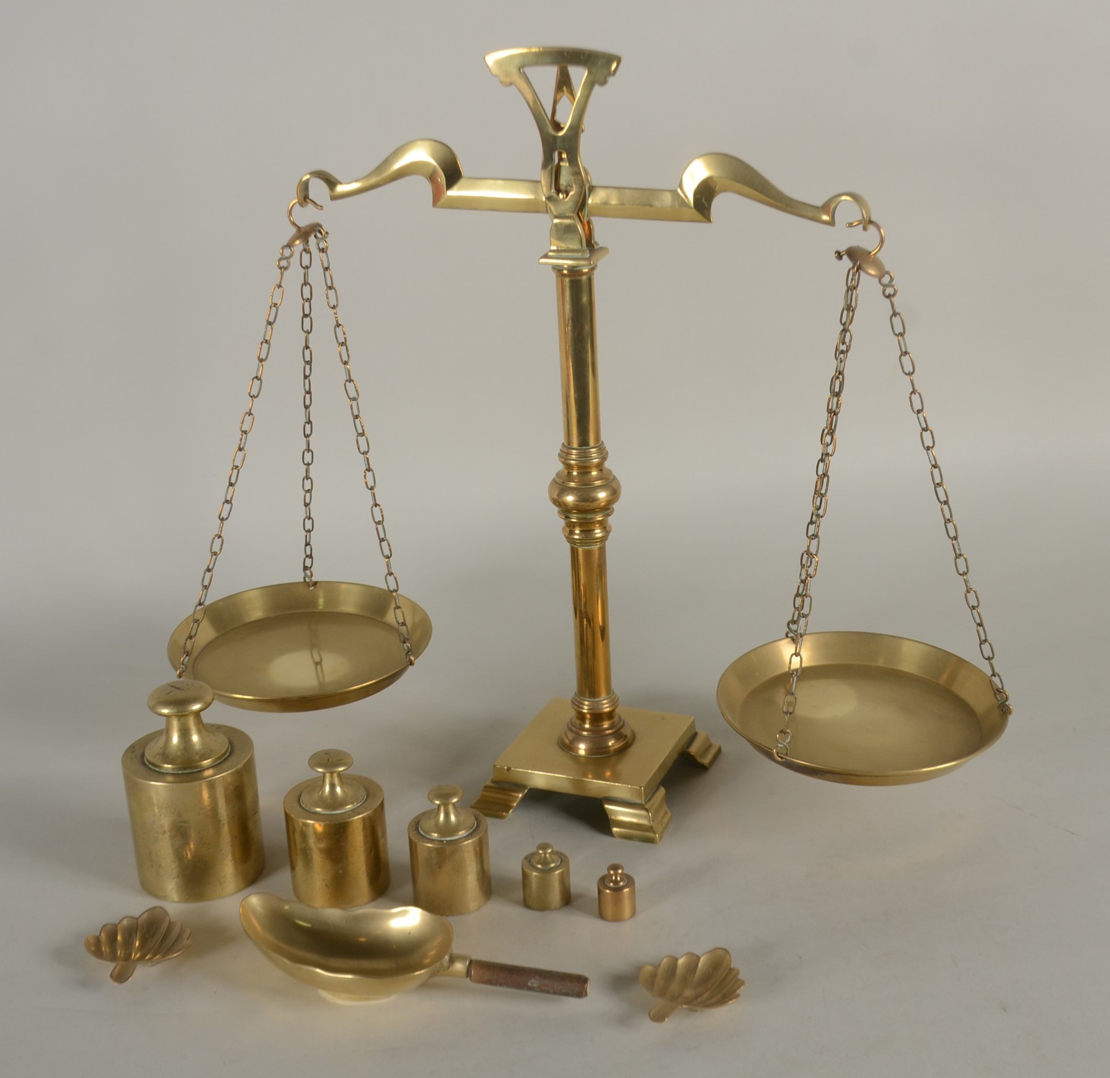 Quatro peças diversas, sendo: balança decorativa de metal dourado com... - foto 1 de 7