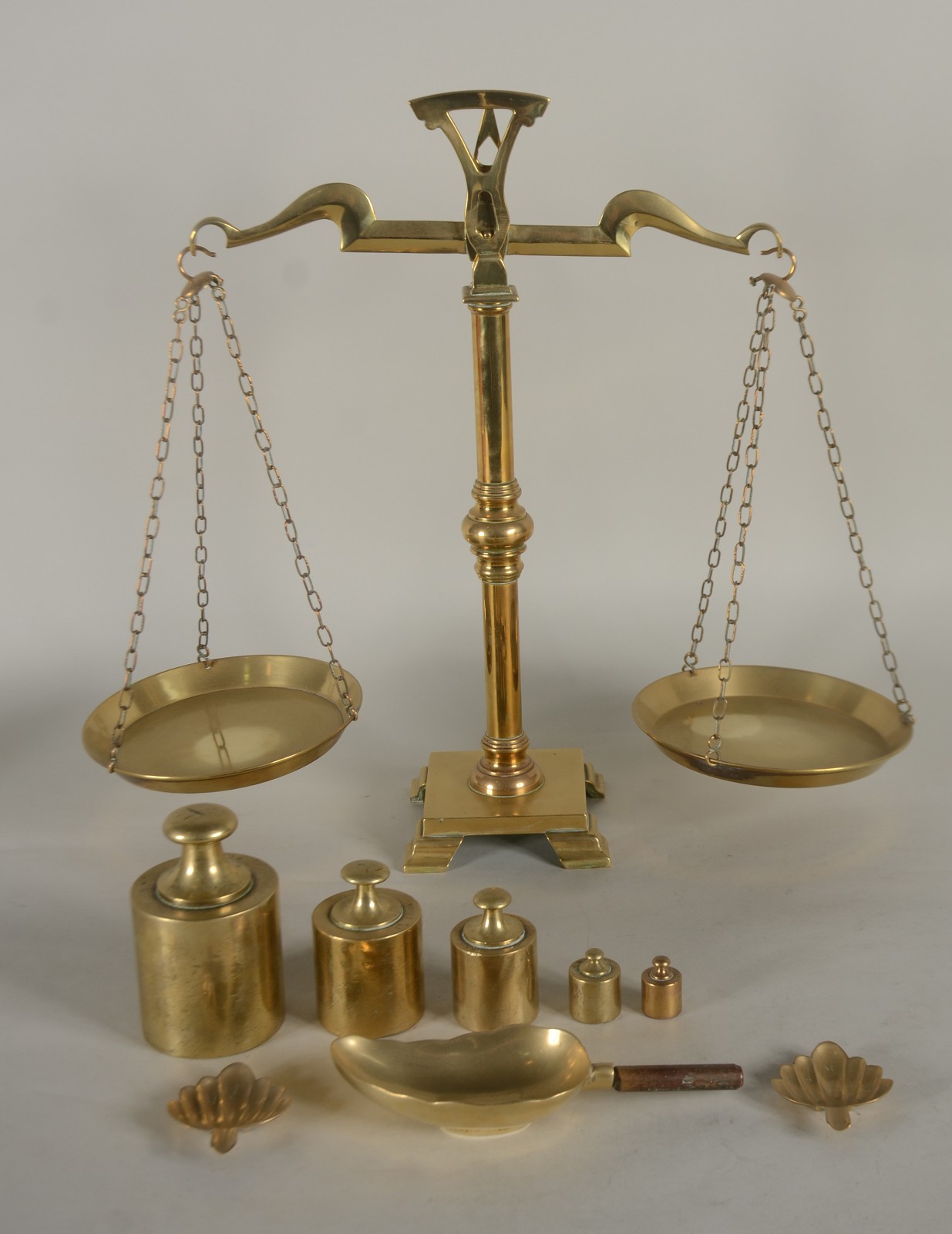 Quatro peças diversas, sendo: balança decorativa de metal dourado com... - foto 2 de 7