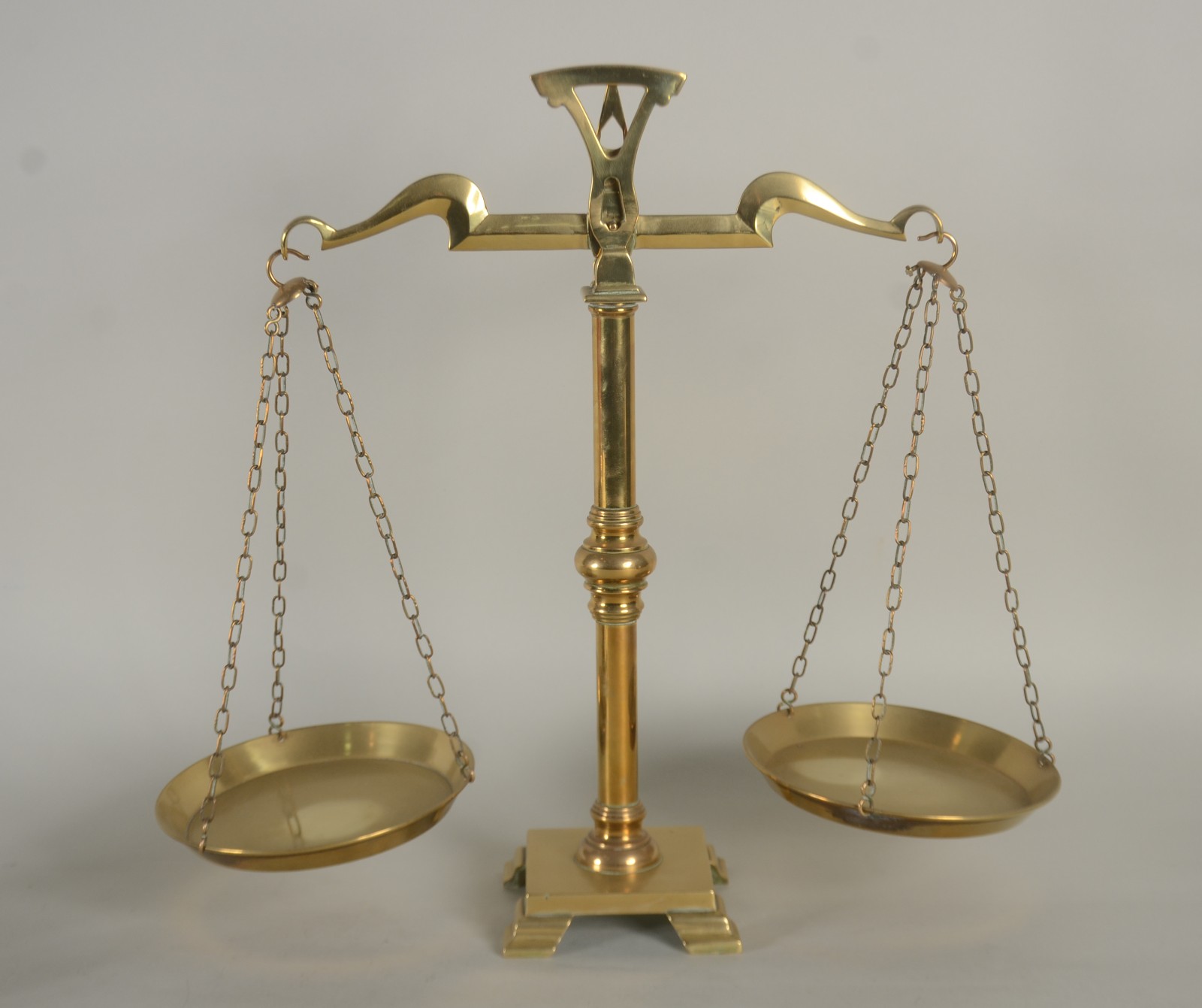 Quatro peças diversas, sendo: balança decorativa de metal dourado com... - foto 3 de 7