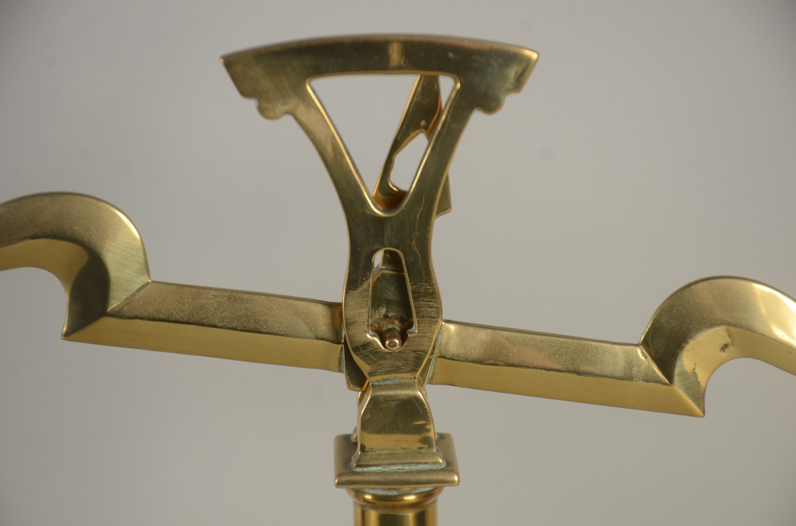 Quatro peças diversas, sendo: balança decorativa de metal dourado com... - foto 4 de 7