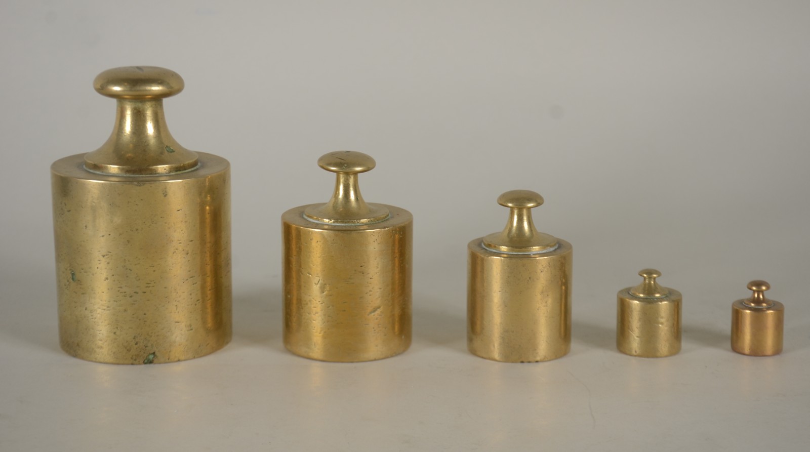 Quatro peças diversas, sendo: balança decorativa de metal dourado com... - foto 5 de 7