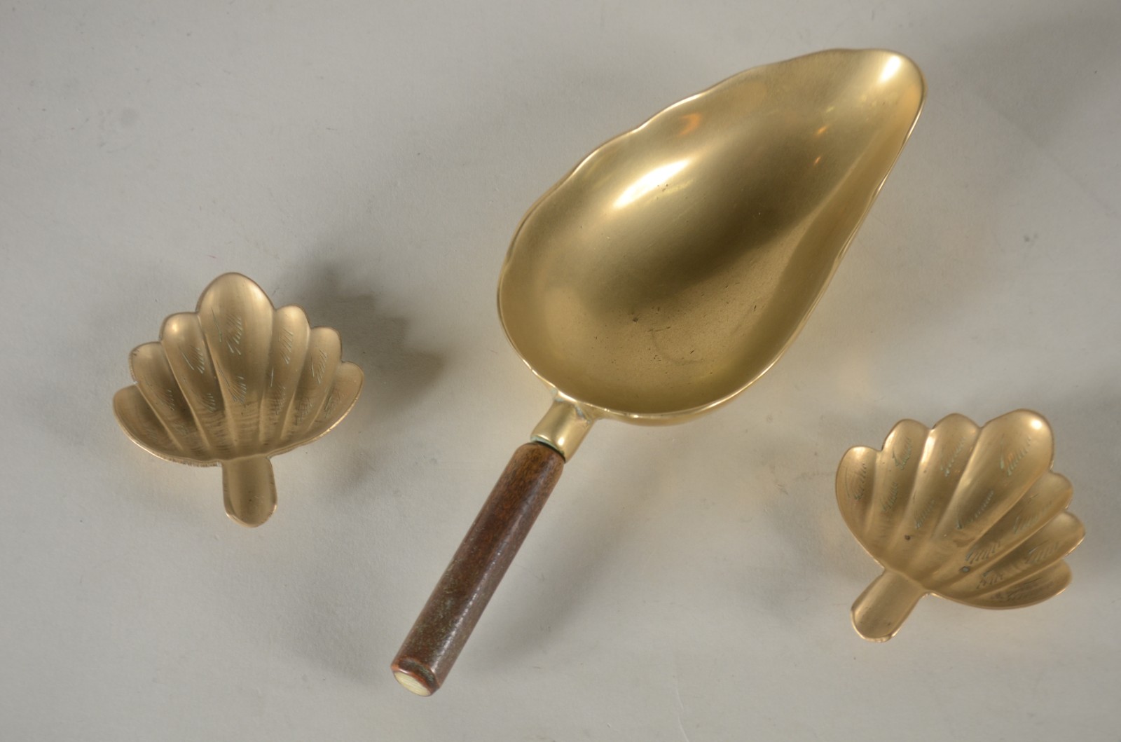 Quatro peças diversas, sendo: balança decorativa de metal dourado com... - foto 6 de 7