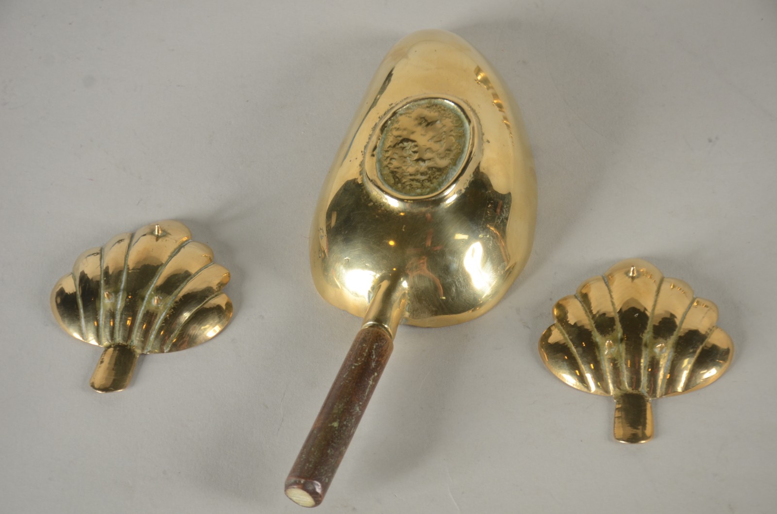 Quatro peças diversas, sendo: balança decorativa de metal dourado com... - foto 7 de 7