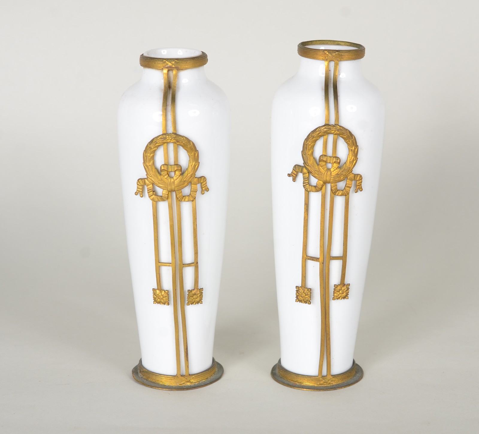 Par de vasos franceses de porcelana branca com guarnição de bronze... - foto 1 de 5