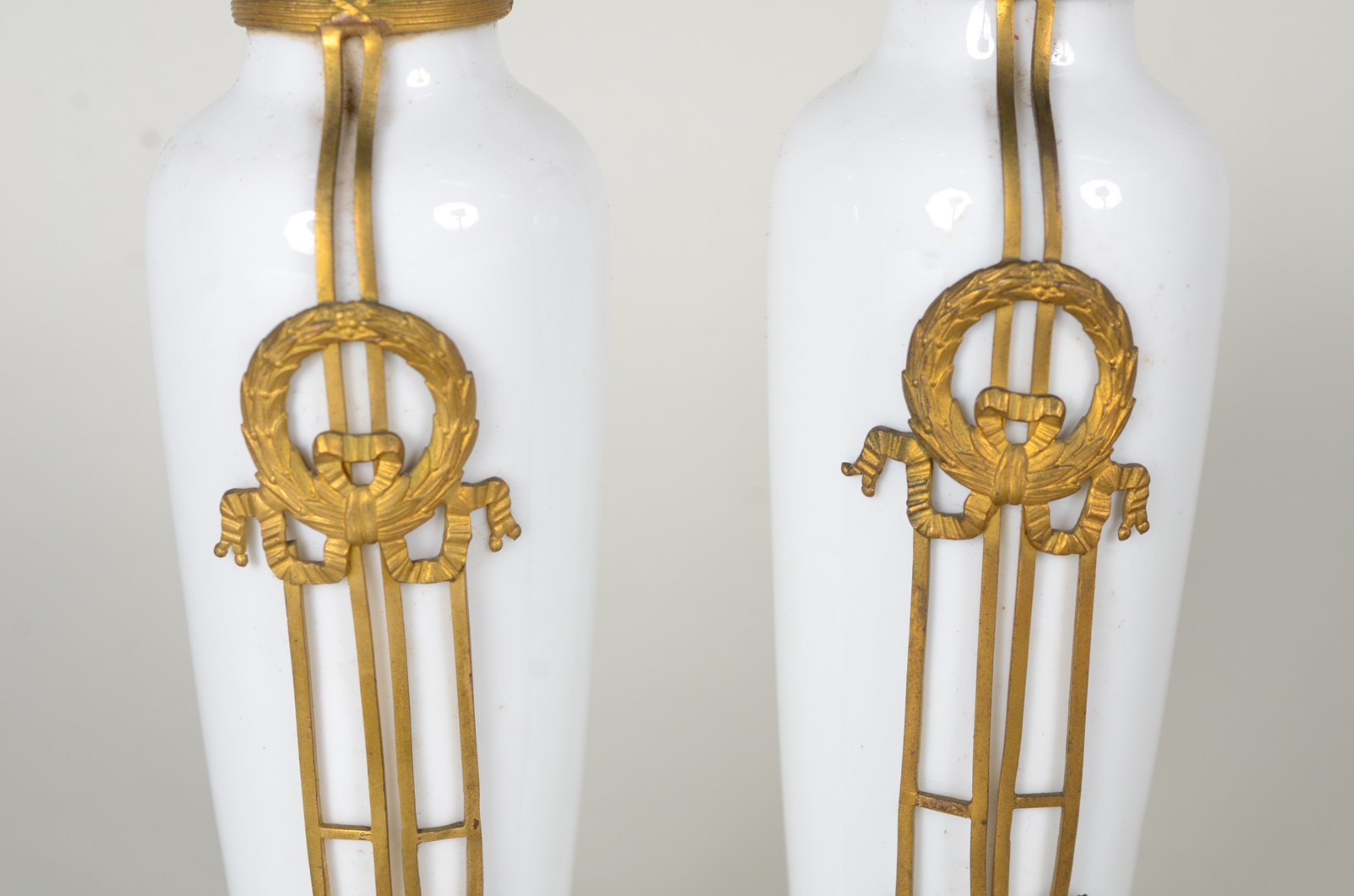 Par de vasos franceses de porcelana branca com guarnição de bronze... - foto 2 de 5