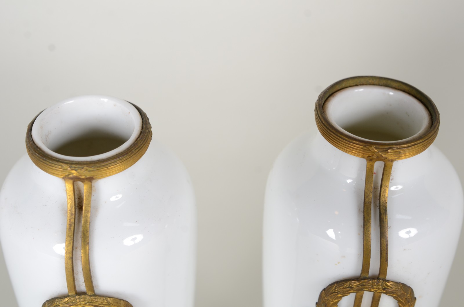 Par de vasos franceses de porcelana branca com guarnição de bronze... - foto 3 de 5