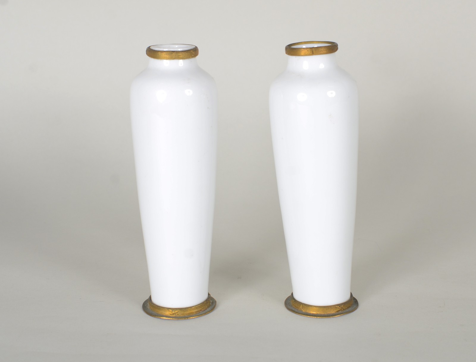 Par de vasos franceses de porcelana branca com guarnição de bronze... - foto 4 de 5