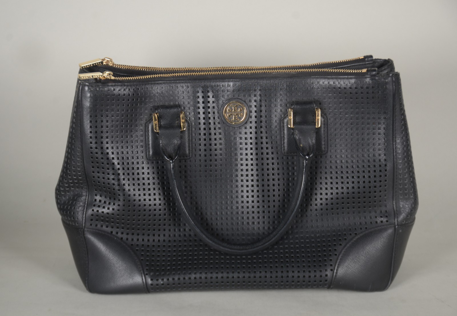 Bolsa Robinson Tote Double Zip Tote em preto. Alça de ombro ajustável. - foto 1 de 7