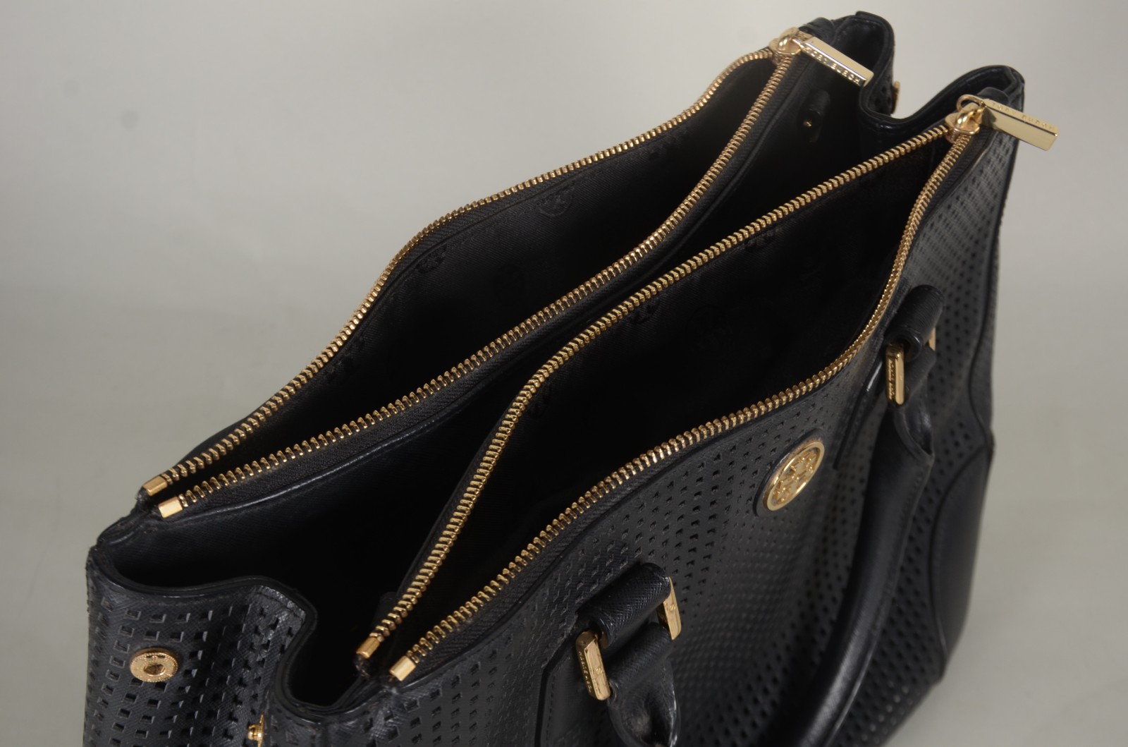 Bolsa Robinson Tote Double Zip Tote em preto. Alça de ombro ajustável. - foto 4 de 7