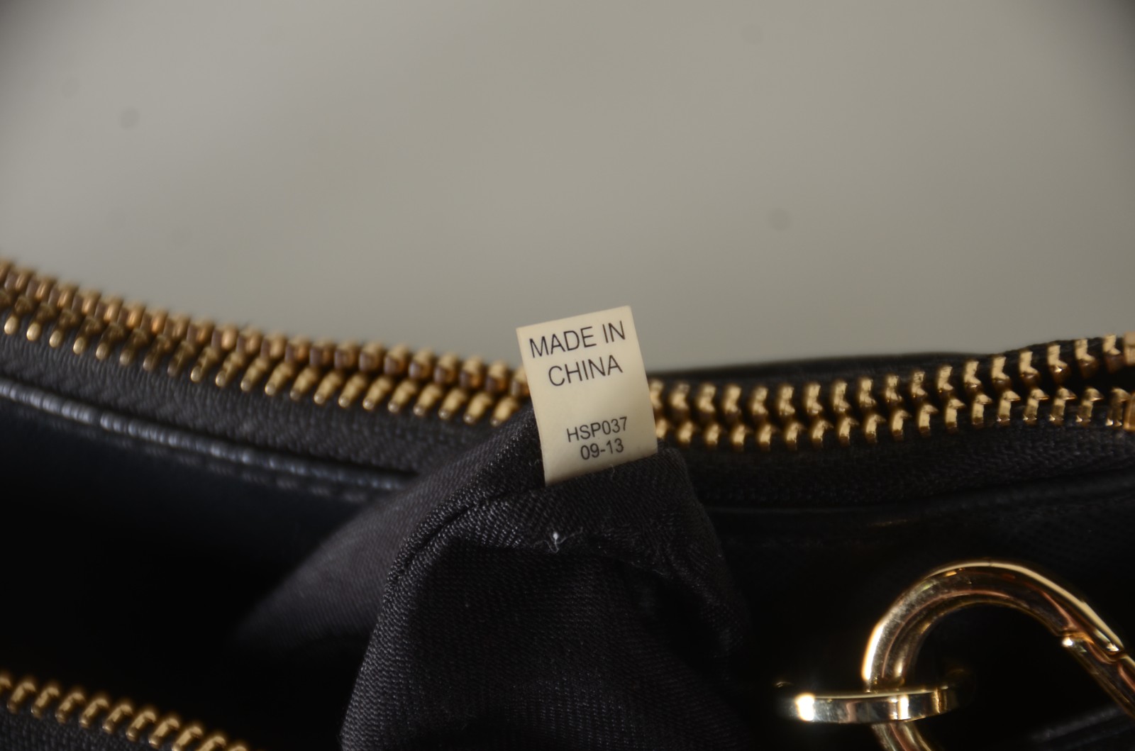 Bolsa Robinson Tote Double Zip Tote em preto. Alça de ombro ajustável. - foto 5 de 7