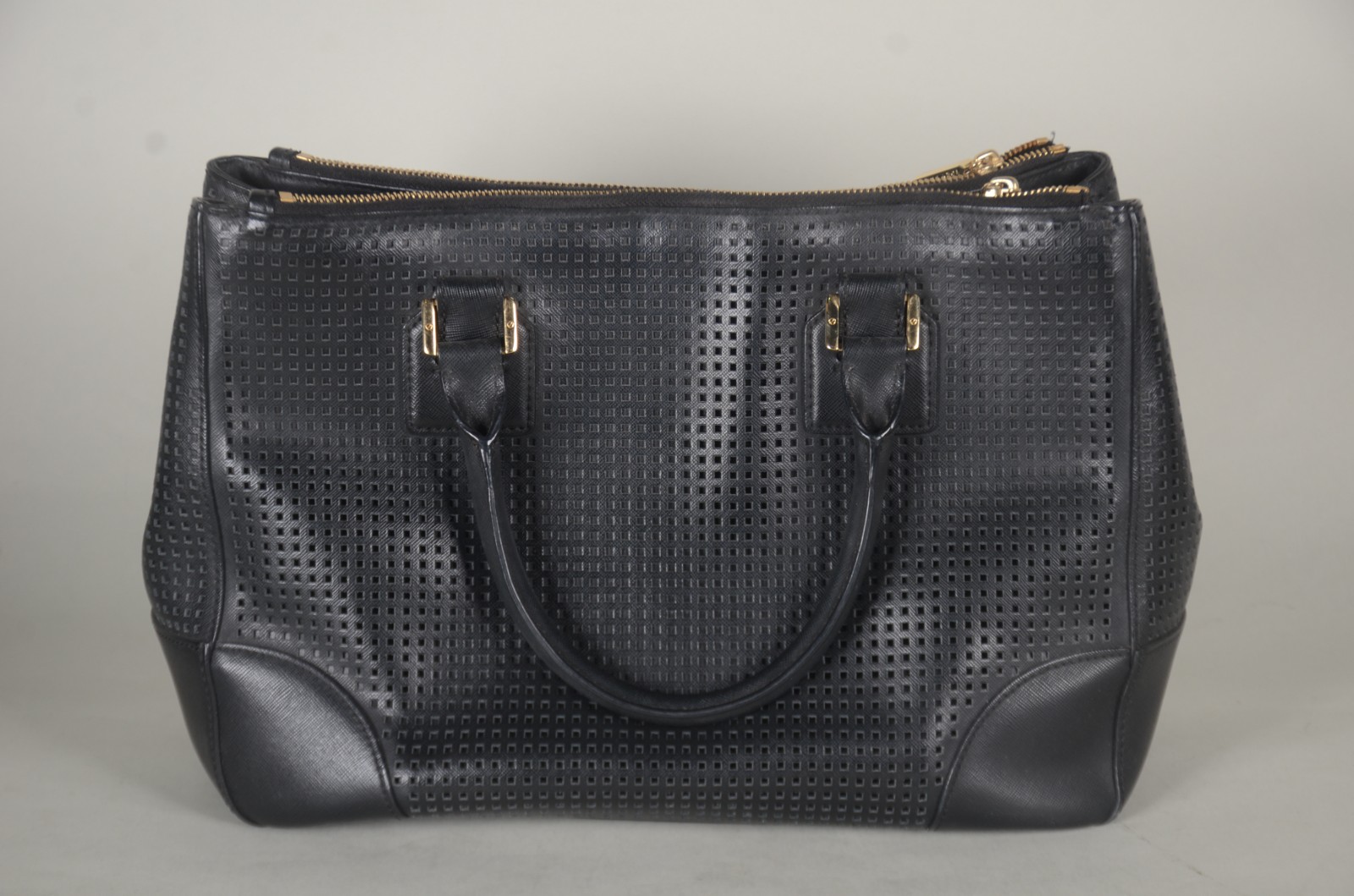 Bolsa Robinson Tote Double Zip Tote em preto. Alça de ombro ajustável. - foto 6 de 7