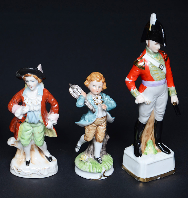 Três figuras de porcelana, sendo soldado (Monti Piero - altura 21 cm...