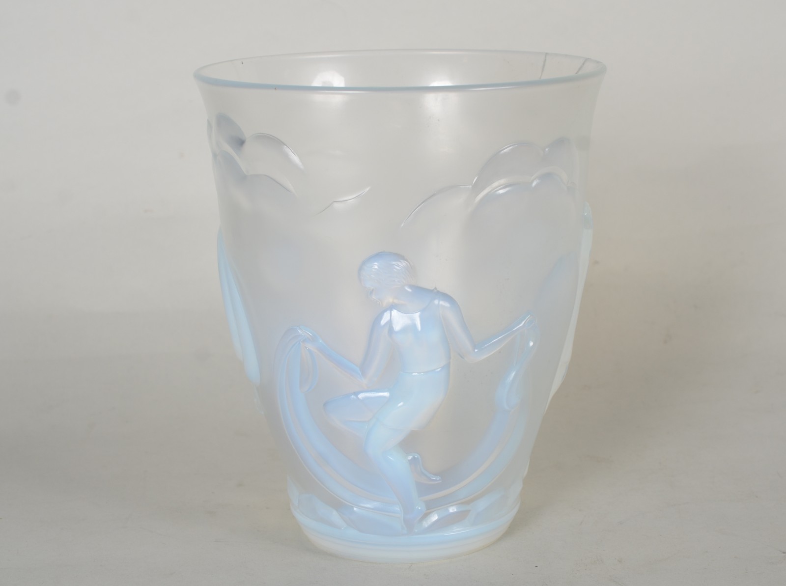 Vaso Art Deco de cristal satinado francês decorado com figuras... - foto 2 de 9