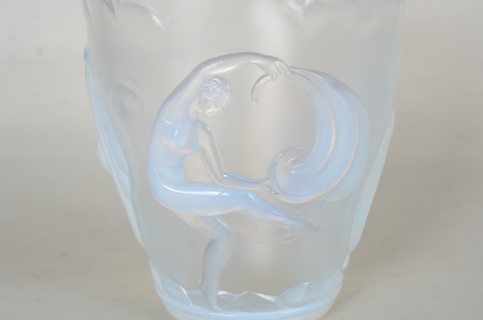 Vaso Art Deco de cristal satinado francês decorado com figuras... - foto 5 de 9
