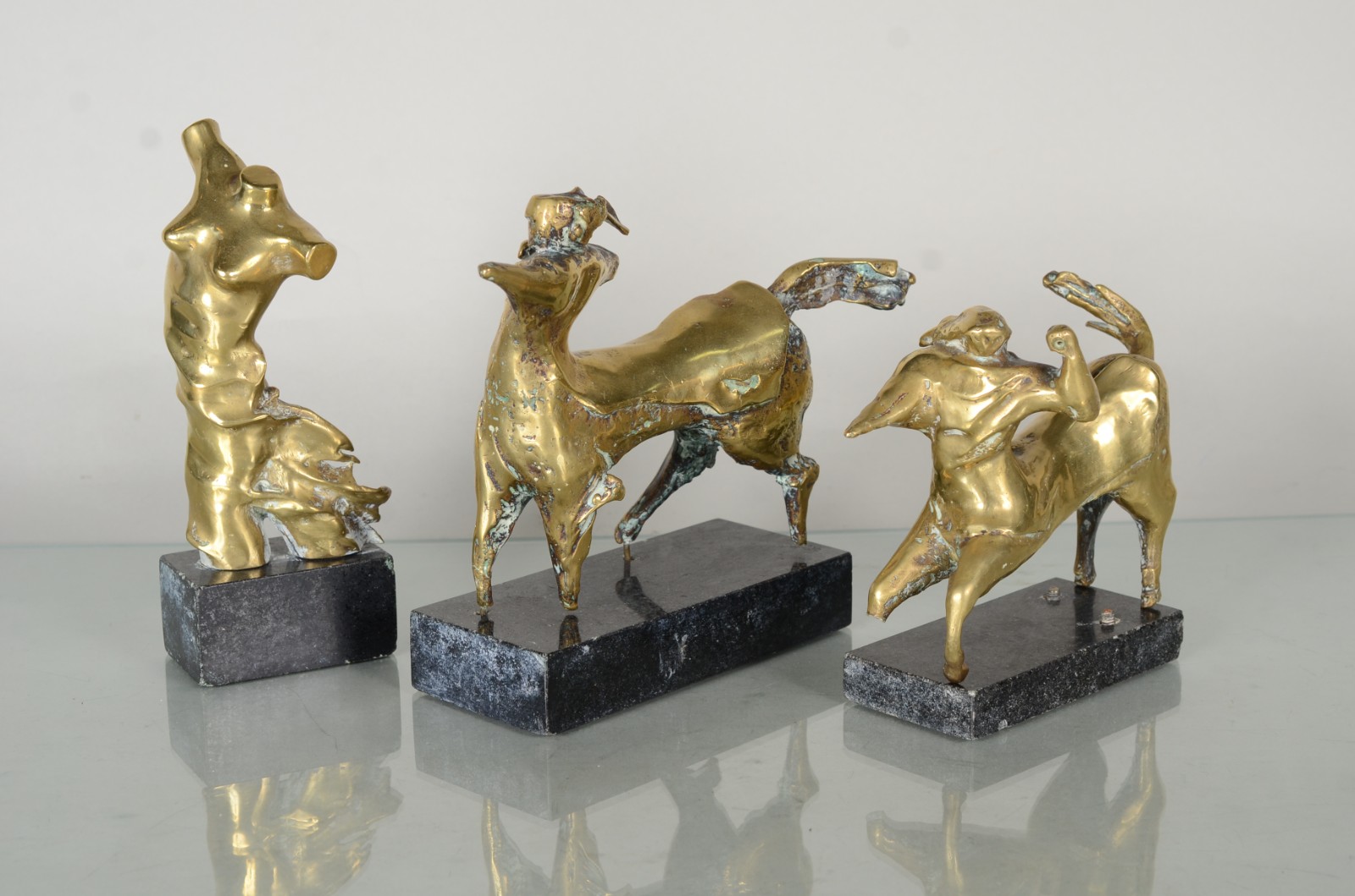 Três esculturas de bronze, sendo dorso feminino com tiragem 1/6 e... - foto 1 de 10