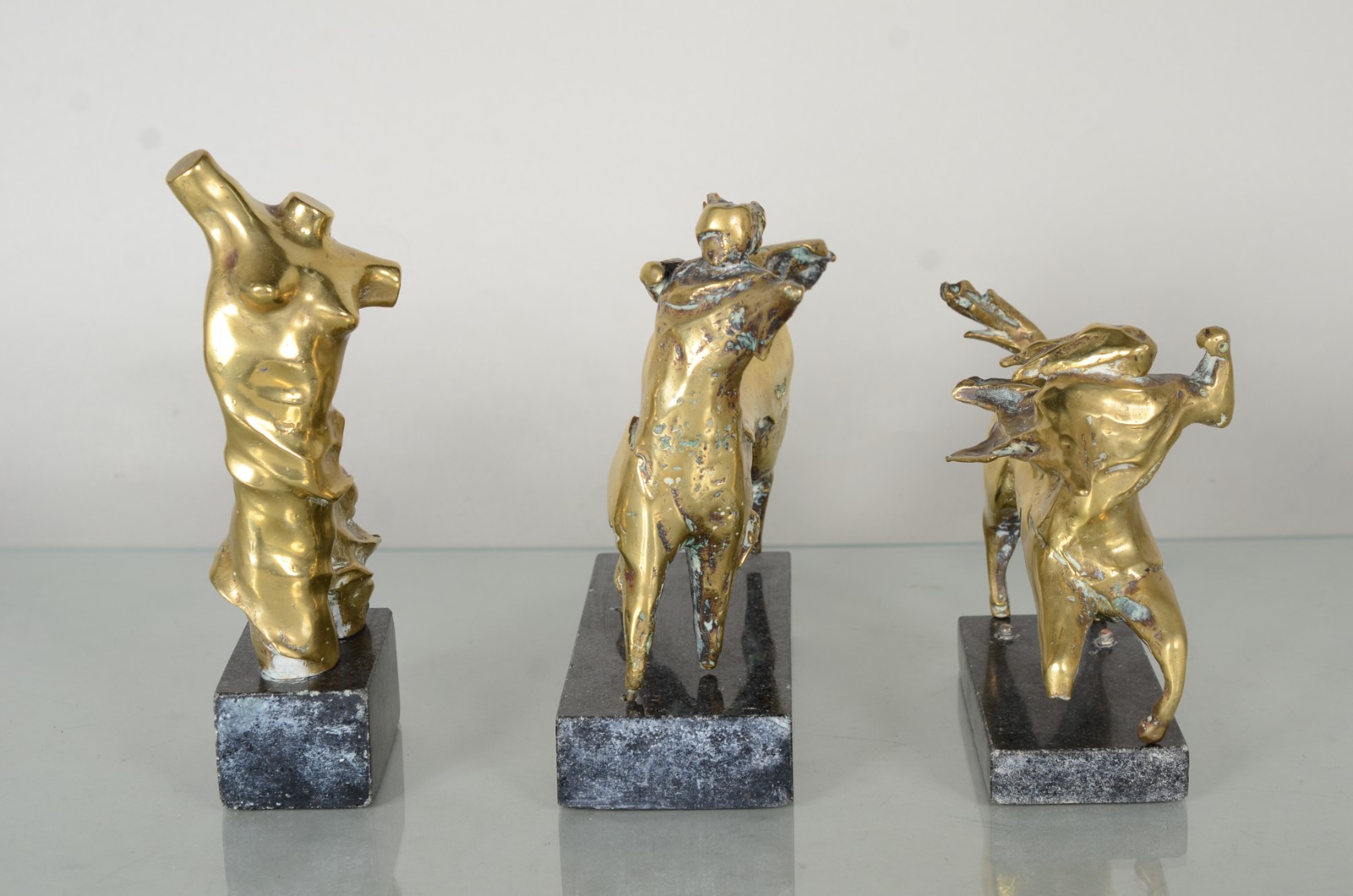 Três esculturas de bronze, sendo dorso feminino com tiragem 1/6 e... - foto 3 de 10