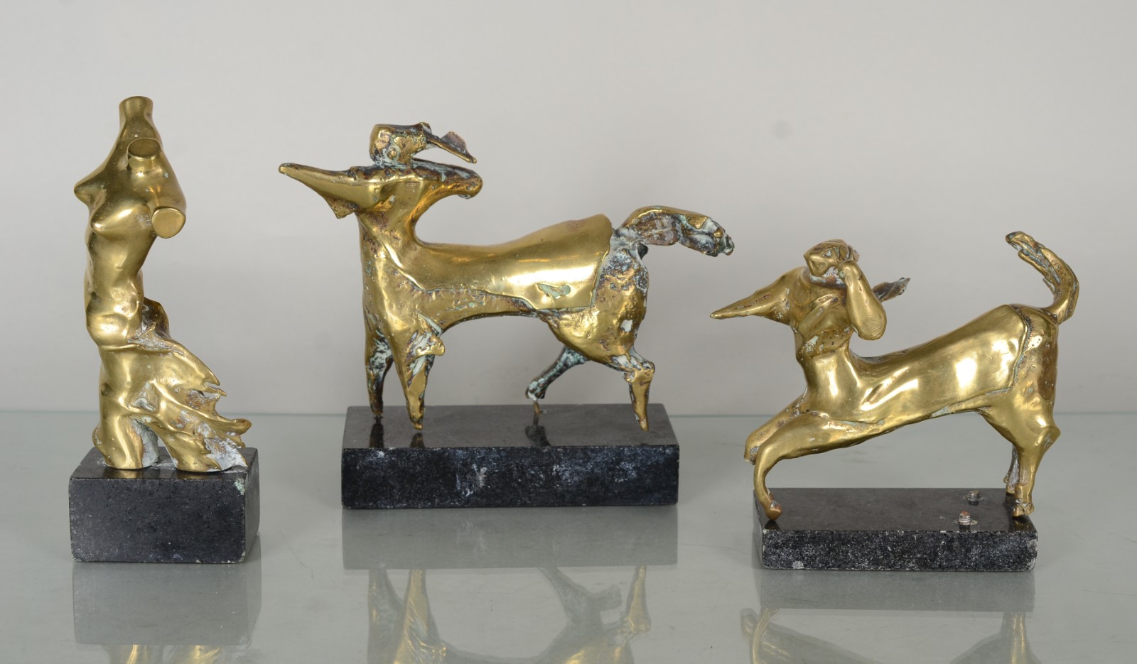 Três esculturas de bronze, sendo dorso feminino com tiragem 1/6 e... - foto 2 de 10