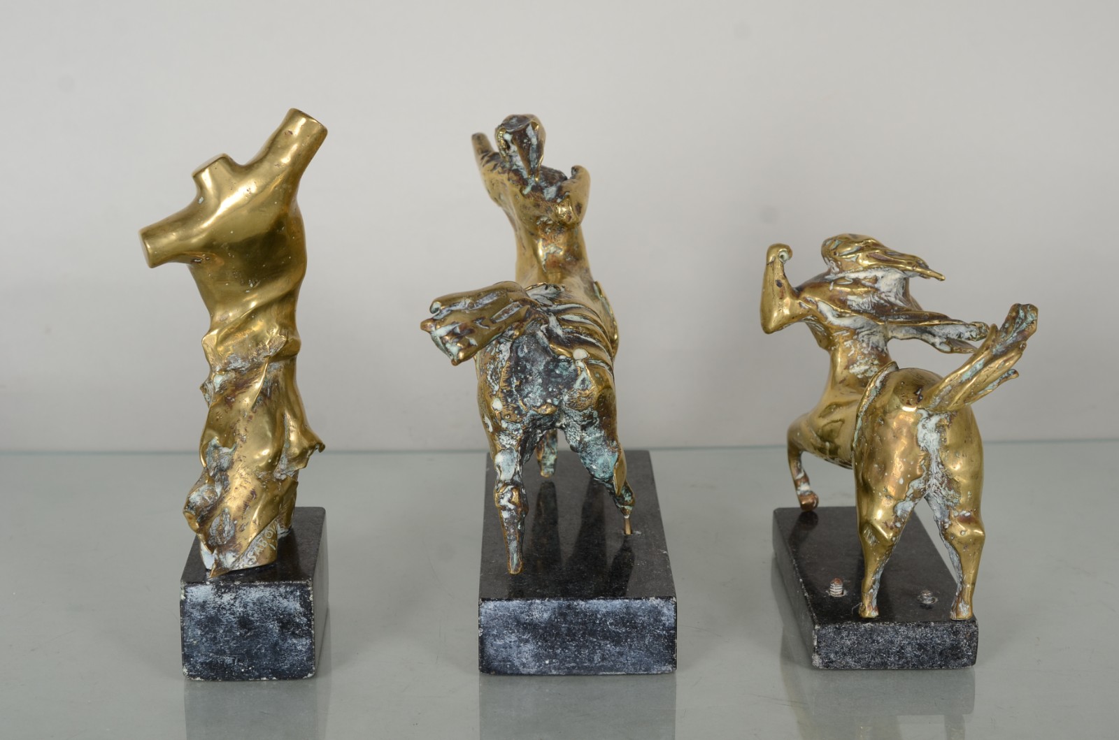 Três esculturas de bronze, sendo dorso feminino com tiragem 1/6 e... - foto 5 de 10