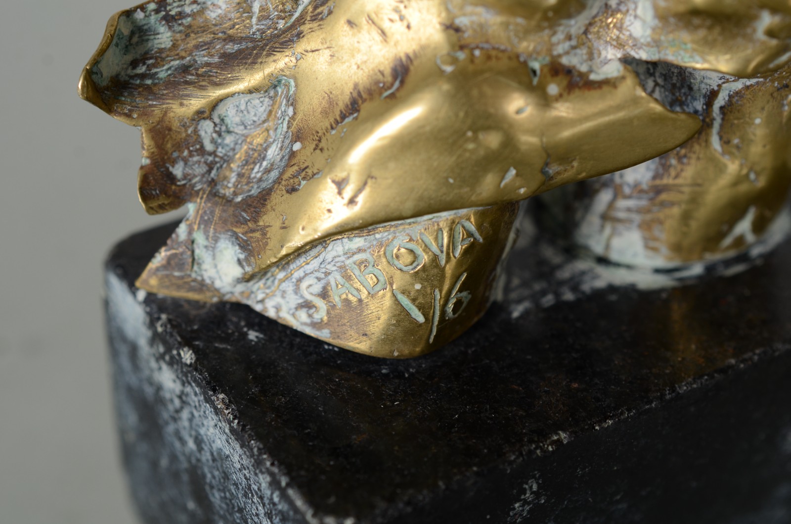 Três esculturas de bronze, sendo dorso feminino com tiragem 1/6 e... - foto 7 de 10