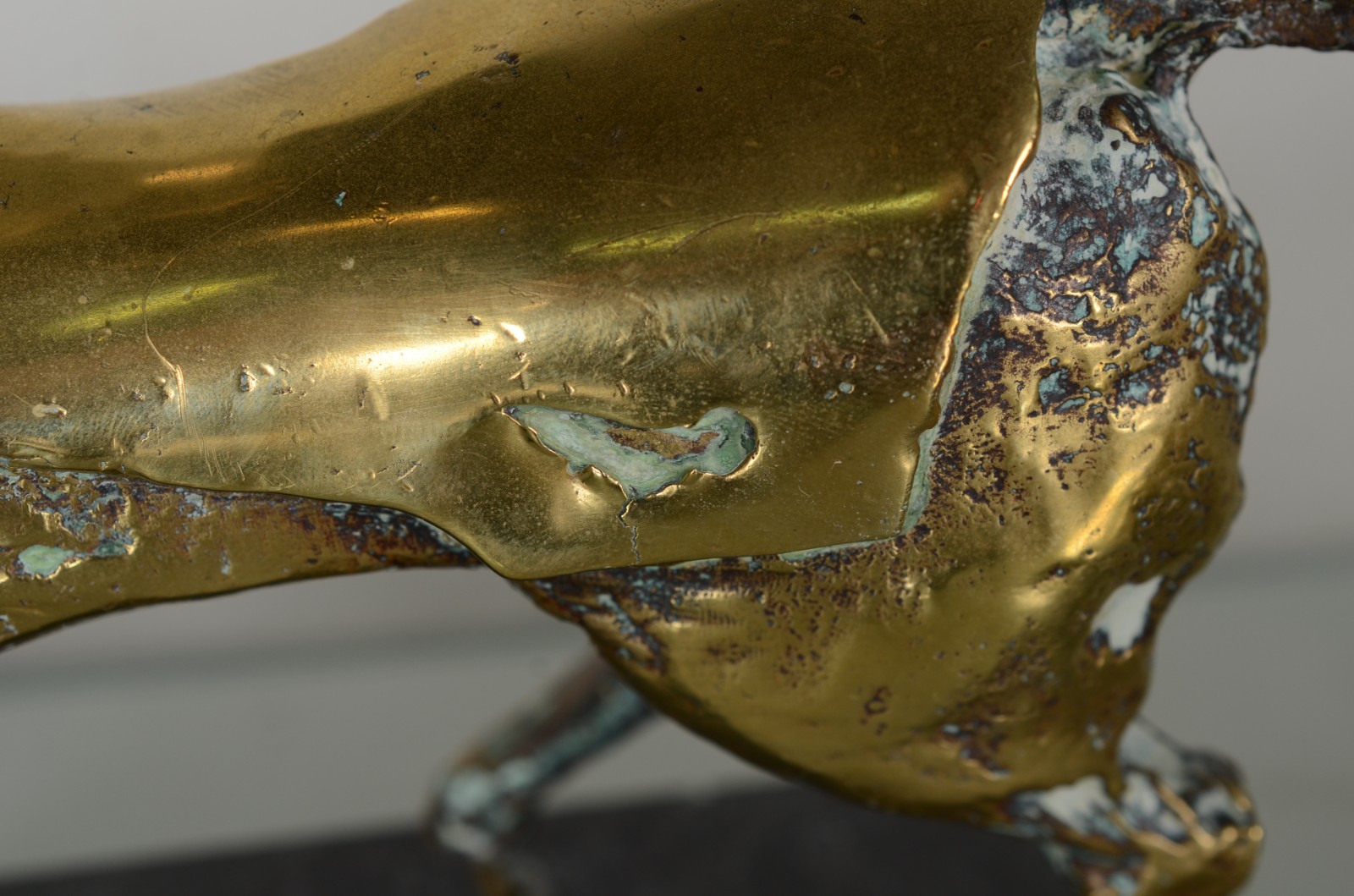 Três esculturas de bronze, sendo dorso feminino com tiragem 1/6 e... - foto 8 de 10