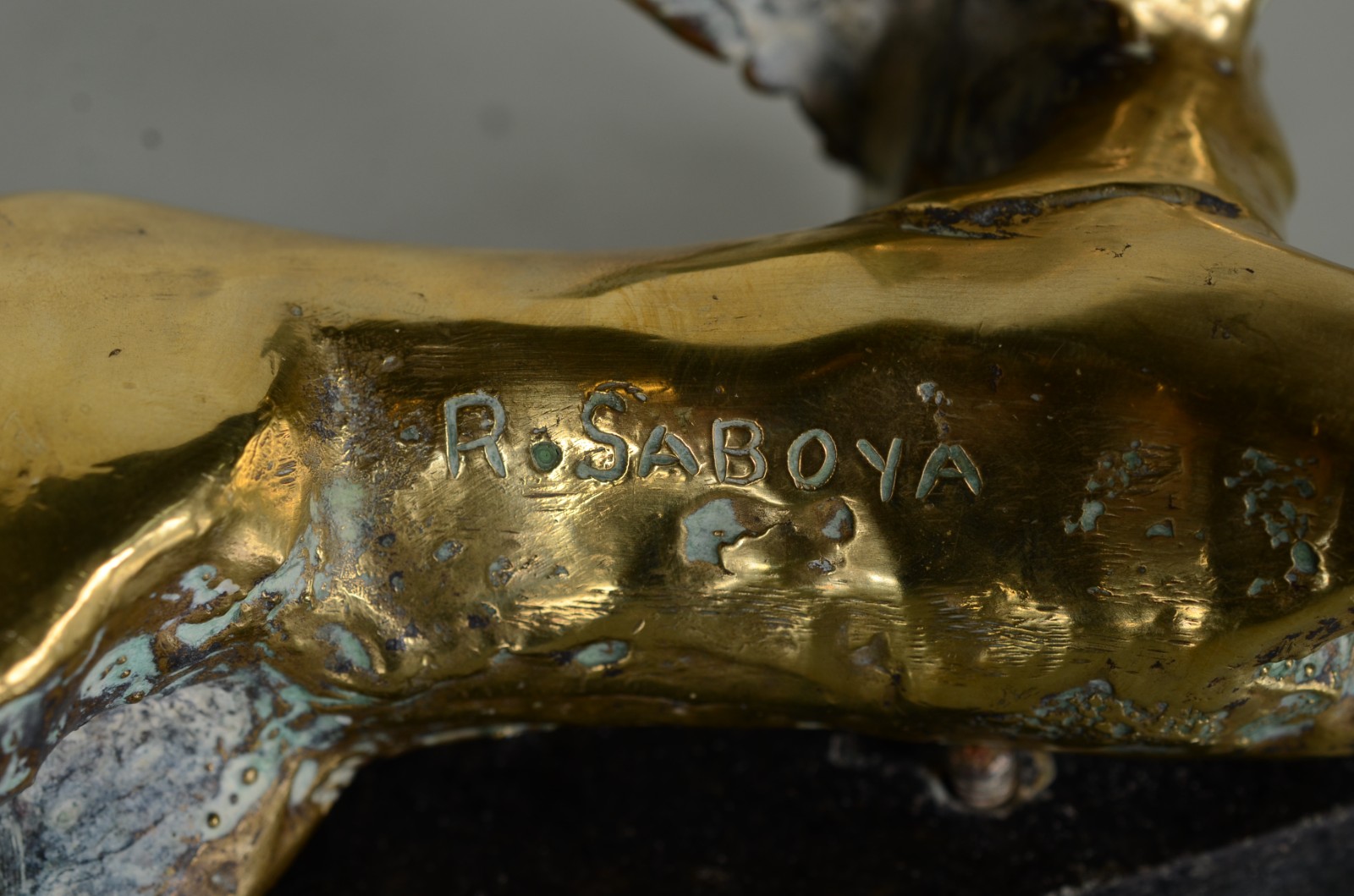 Três esculturas de bronze, sendo dorso feminino com tiragem 1/6 e... - foto 9 de 10