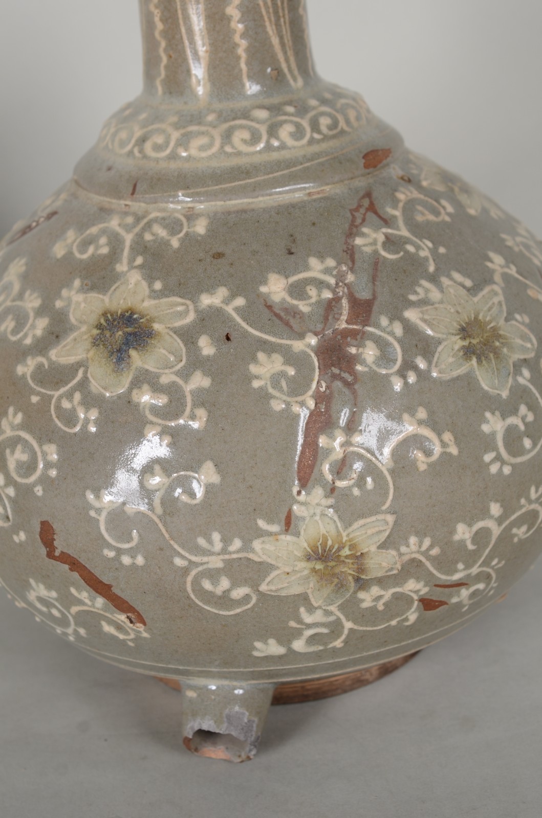 Dois vasos de porcelana oriental. Com restauros e pequenos desgastes. - foto 7 de 10