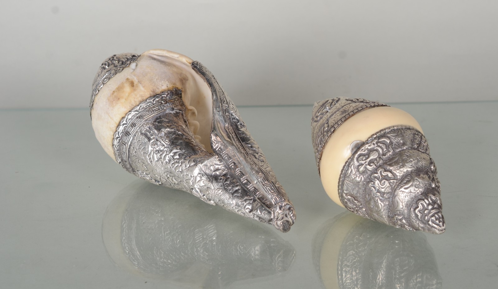 Duas peças com detalhes em prata de lei trabalhada em relevo, sendo... - foto 2 de 11