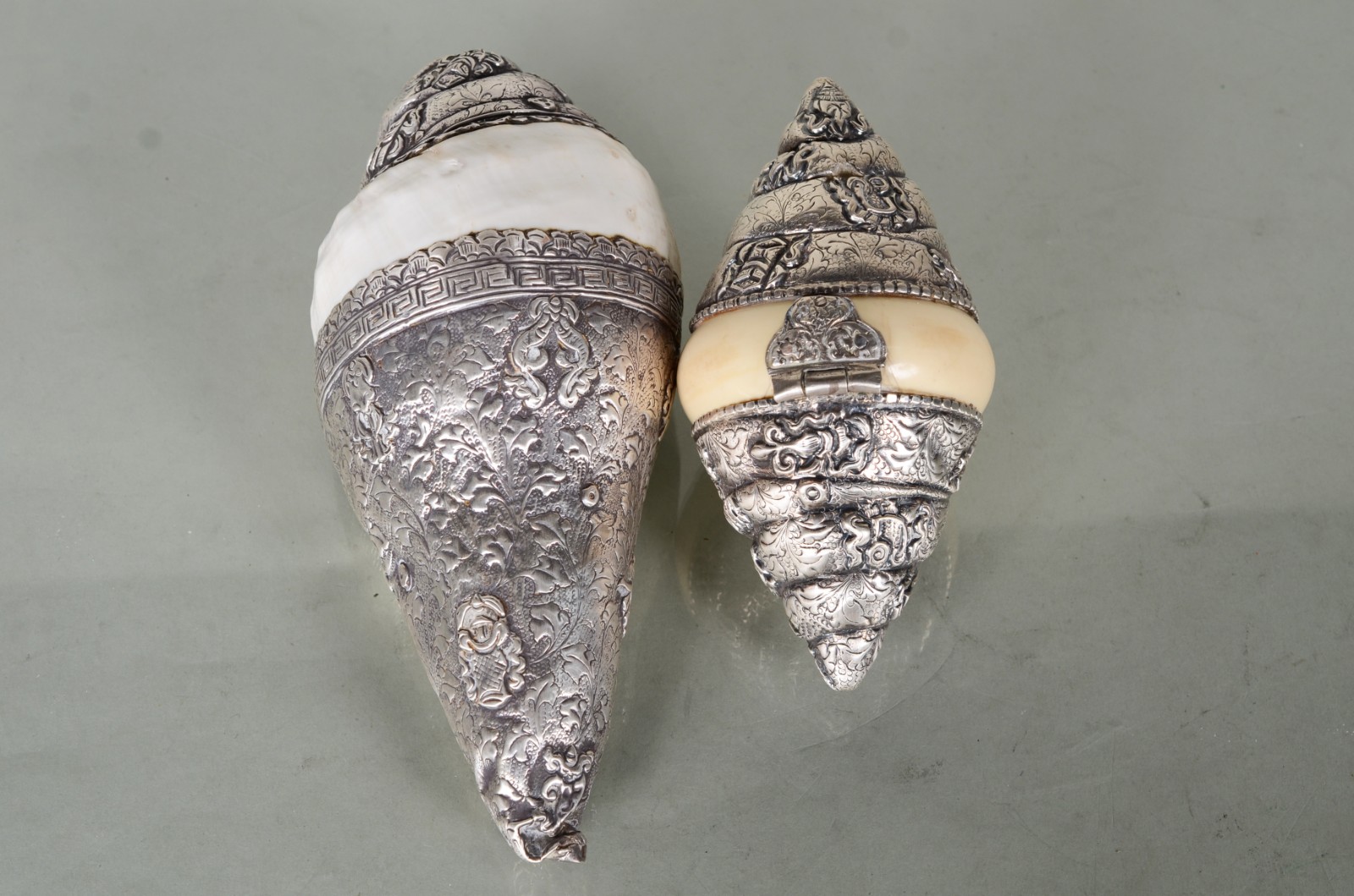 Duas peças com detalhes em prata de lei trabalhada em relevo, sendo... - foto 3 de 11