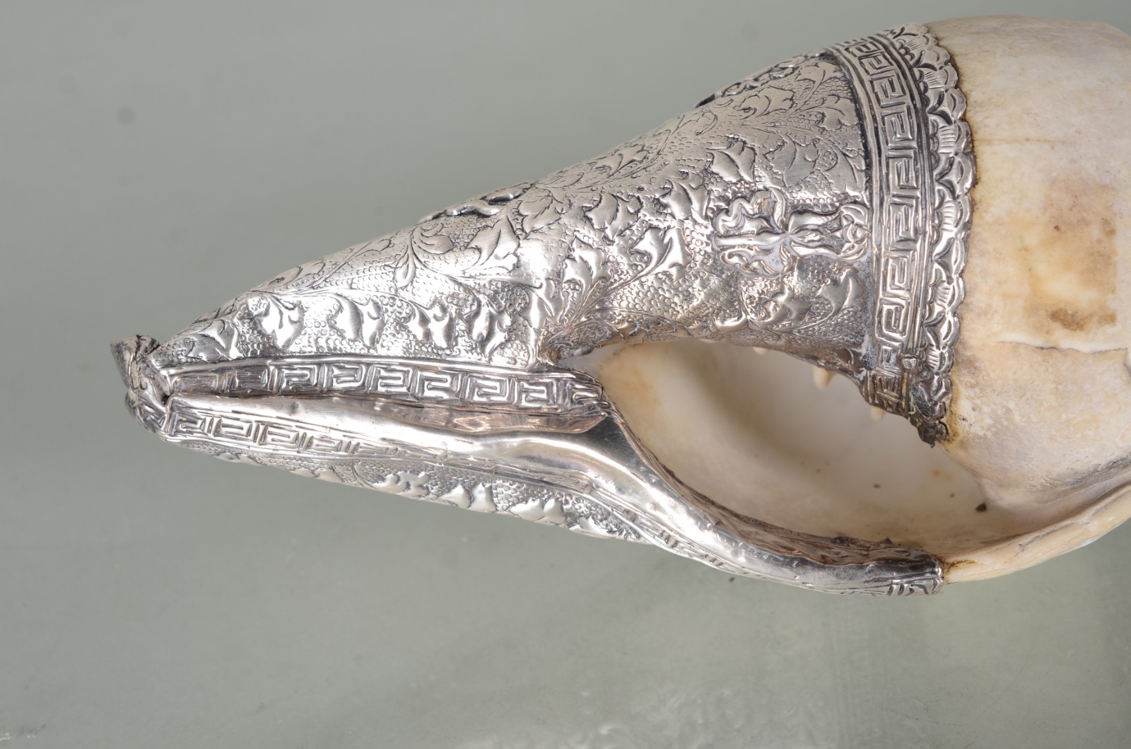 Duas peças com detalhes em prata de lei trabalhada em relevo, sendo... - foto 7 de 11