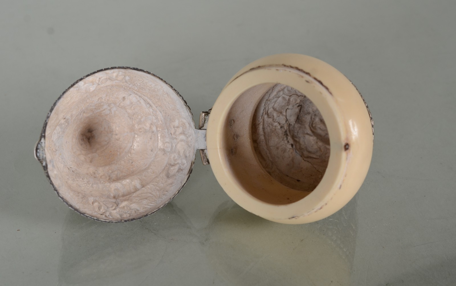 Duas peças com detalhes em prata de lei trabalhada em relevo, sendo... - foto 10 de 11