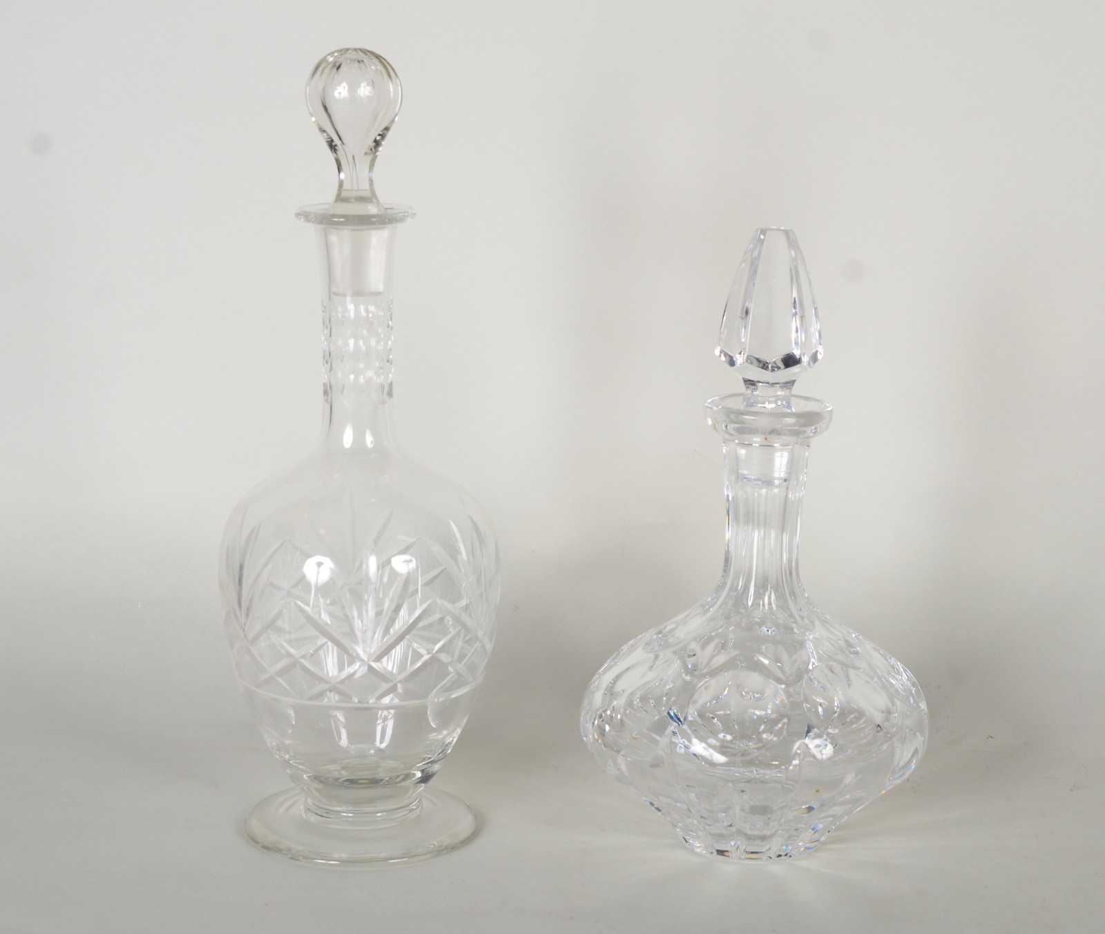 Duas garrafas de cristal europeu lapidado, diferentes formatos. - foto 1 de 8