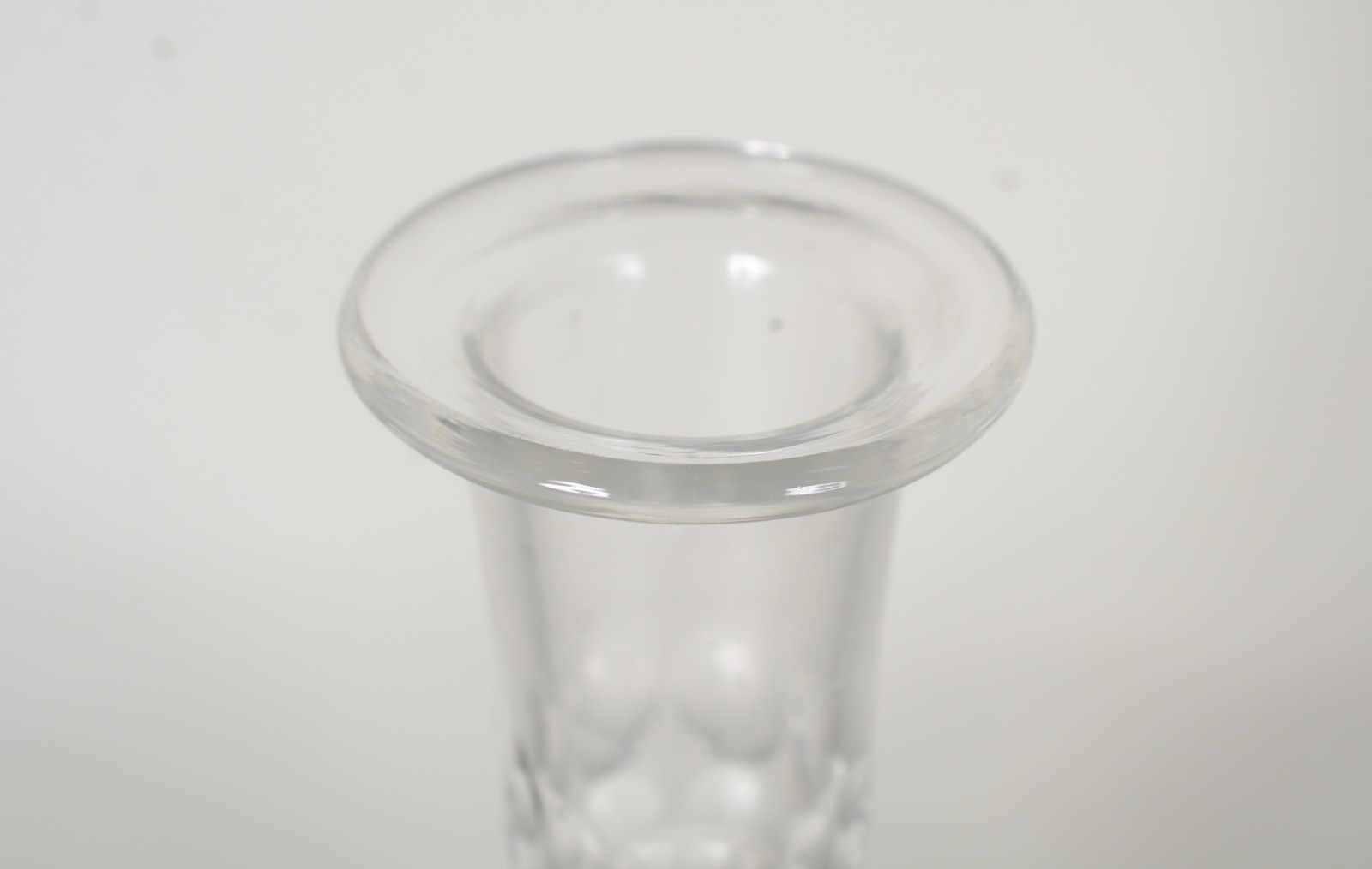 Duas garrafas de cristal europeu lapidado, diferentes formatos. - foto 3 de 8